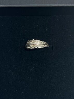 Sterling silver feather ring. Stamped 925. Excellent condition
Size 5.5